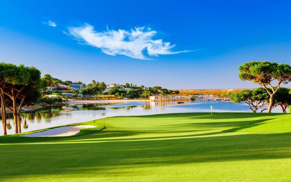 Quinta do Lago South Course green and lake