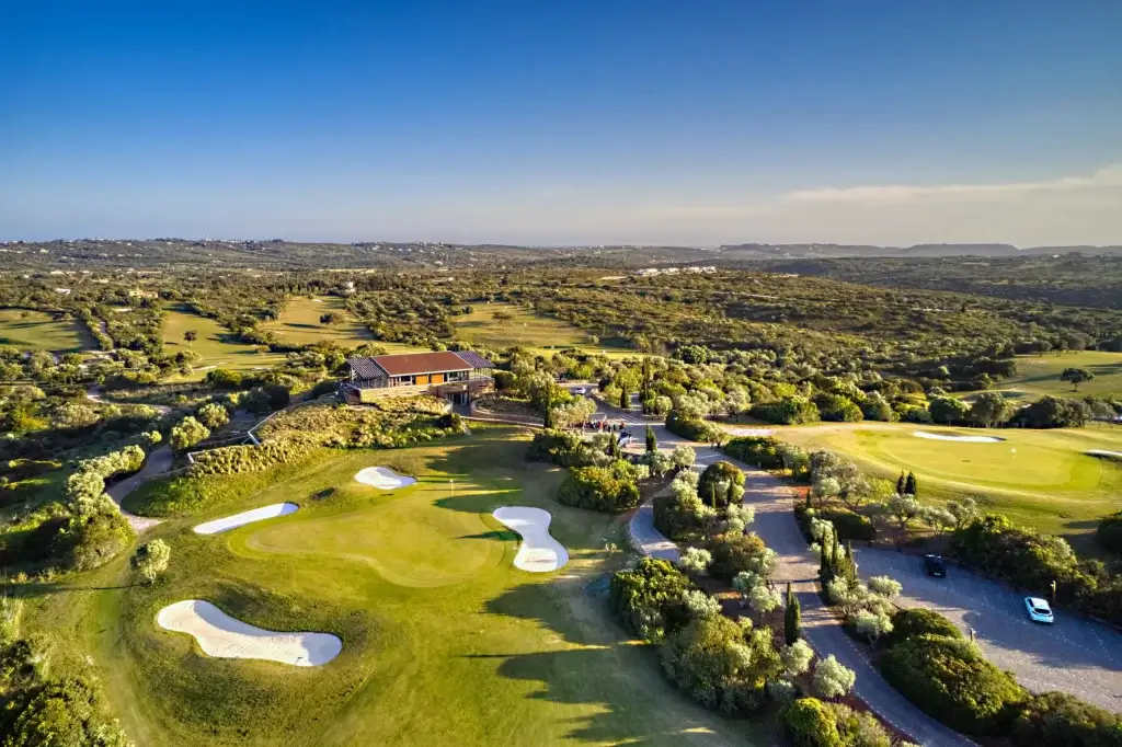 Espiche Golf Course - clubhouse and green