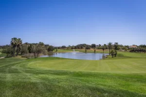 Image of lake and green at Pastana Silves golf course